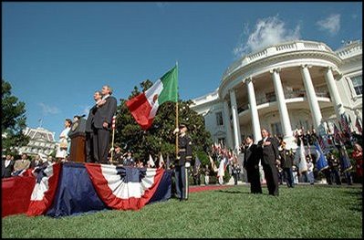 Image shows US and Mexican presidents in September 2001, when President George W. Bush welcomed Mexican President Vicente Fox to the White House, where the two leaders discussed immigration reforms.